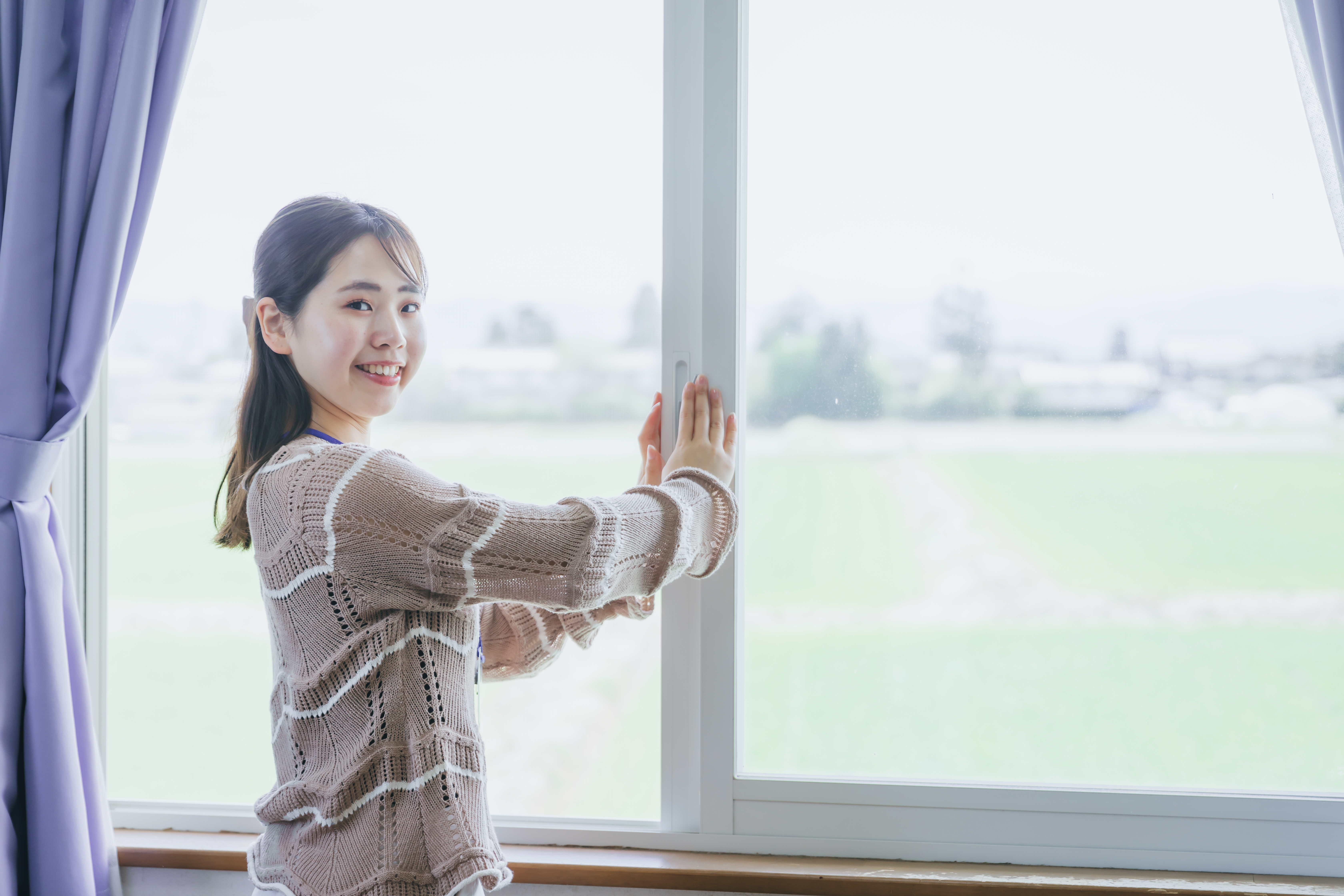 帰宅後に窓を開けて換気している部屋の様子