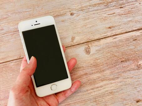 スマホで小指を痛める